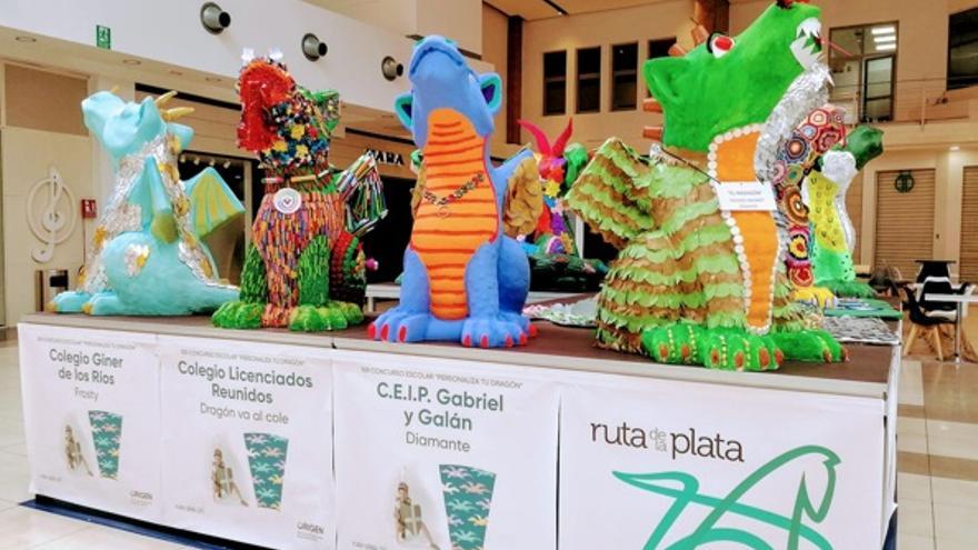 Los dragones que han elaborado, expuestos en el centro comercial.