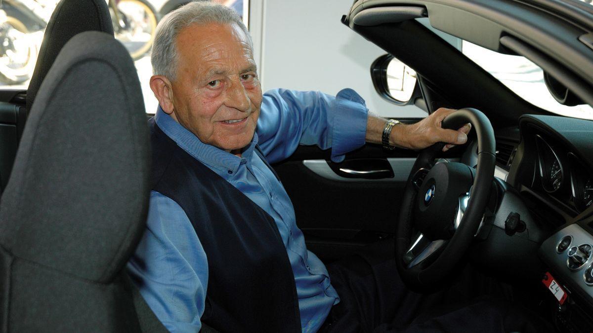 Manuel Bertolín en un coche BMW.