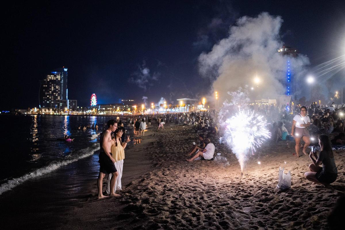 La playa de la Barceloneta llena para celebrar la noche de Sant Joan La playa de la Barceloneta llena para celebrar la noche de Sant Joan