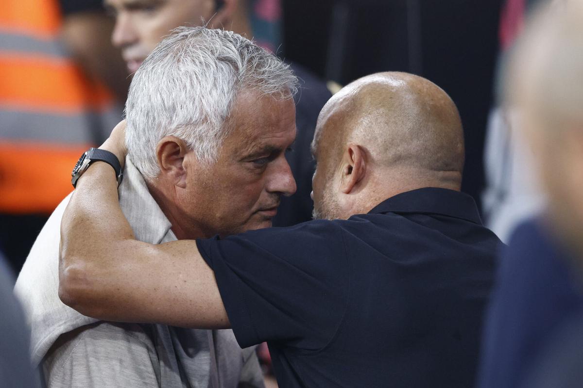 Mourinho y Manolo se saludan antes del encuentro de este sábado.