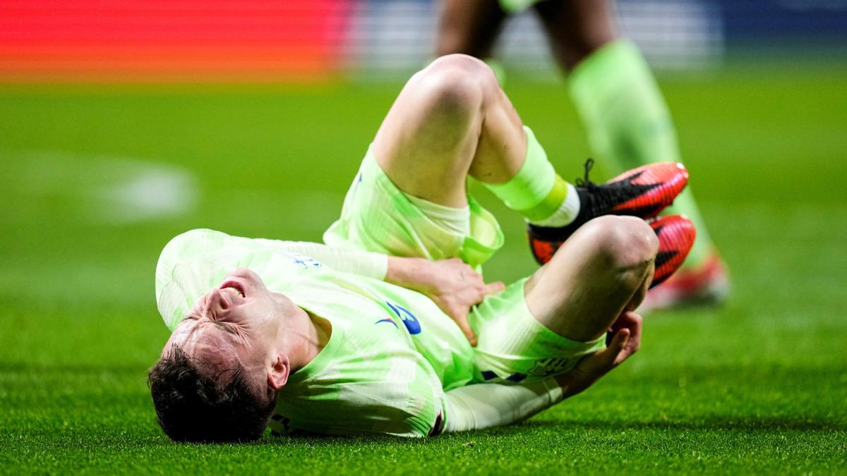 MaArc Casadó se duele en el césped del Metropolitano en una acción del Atlético-Barcelona.