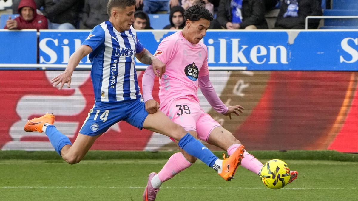 El delantero noruego del Celta de Vigo, Jones El Abdellaoui (d) pelea un balón con el defensa argentino del Alavés Nahuel Tenaglia.