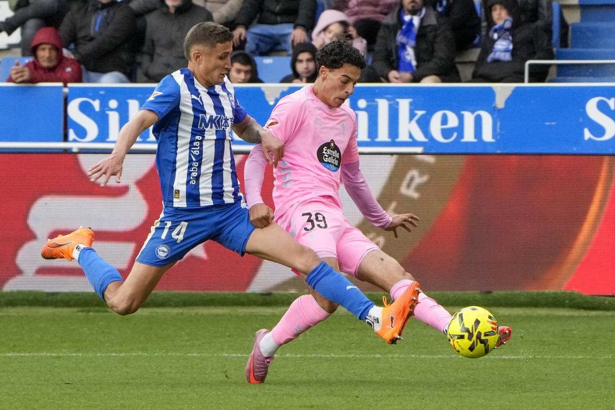 El delantero noruego del Celta de Vigo, Jones El Abdellaoui (d) pelea un balón con el defensa argentino del Alavés Nahuel Tenaglia.