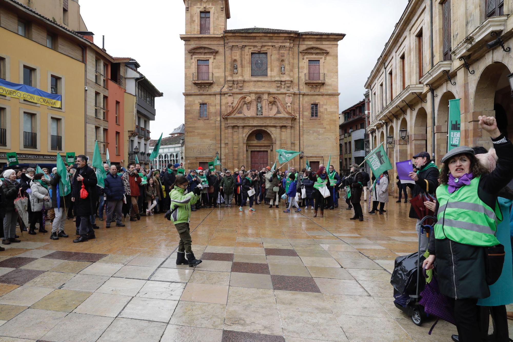 "La Vega no se vende, La Vega se defiende": así fue la concentración de Salvemos La Vega en Oviedo