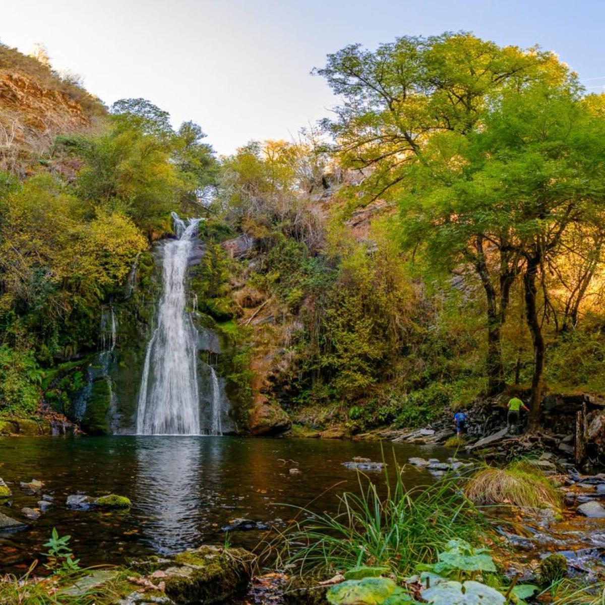 El paisaje que rodea la aldea impresiona por su belleza.