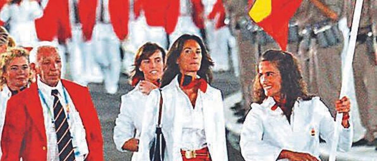 Isabel Fernández porta la bandera de España comoabanderada en Atenas. efe