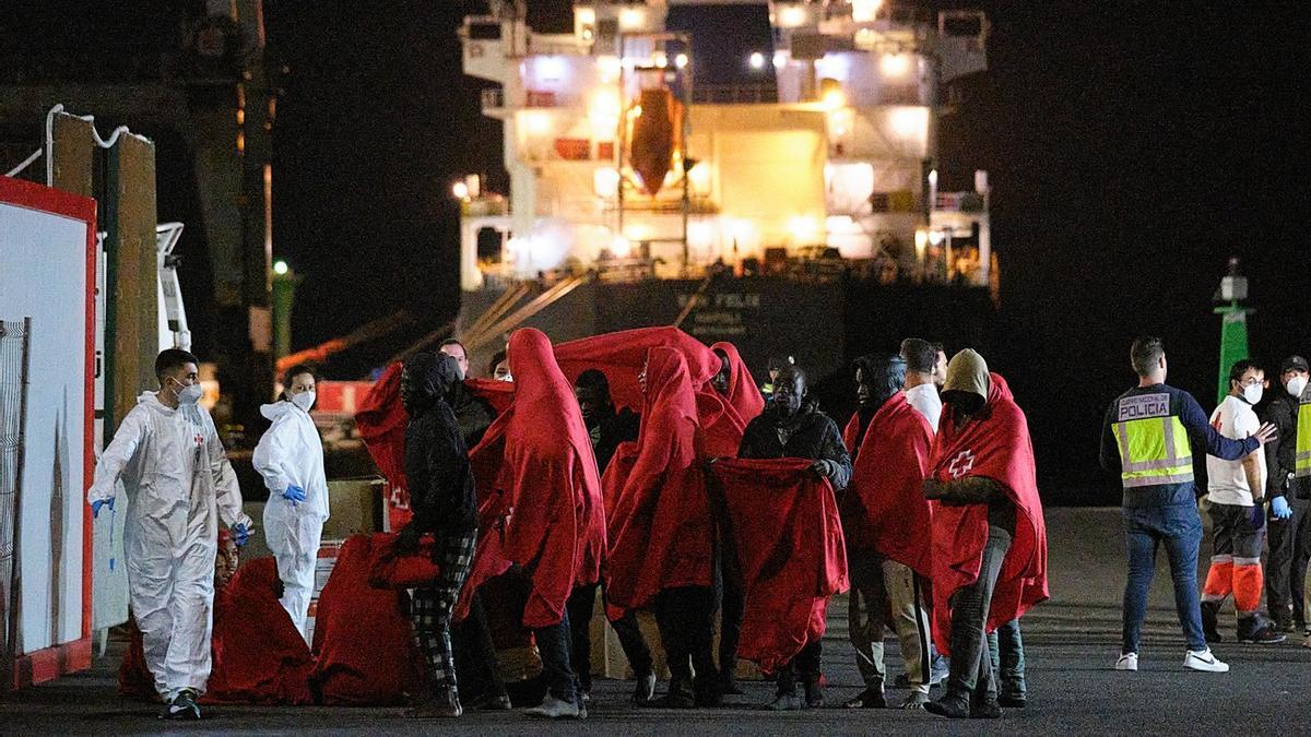 Imagen del desembarco de las 158 ocupantes de 3 neumáticas en Puerto del Rosario (Fuerteventura).