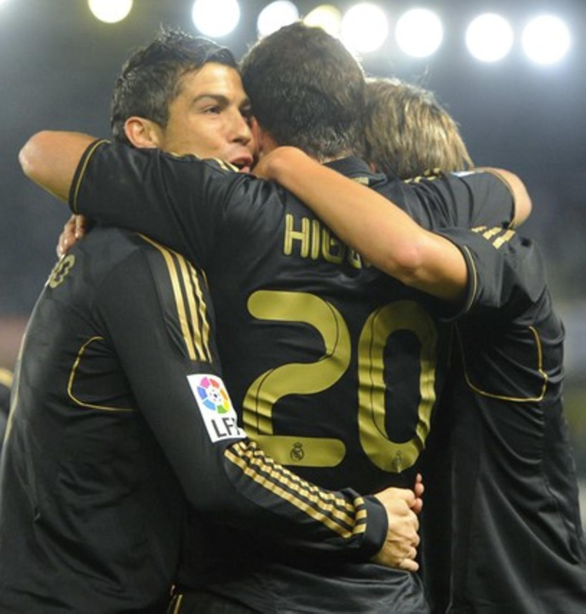 Cristiano Ronaldo s’abraça a Gonzalo Higuaín i Fabio Coentrao després del gol. Cristiano Ronaldo s’abraça a Gonzalo Higuaín i Fabio Coentrao després del gol.