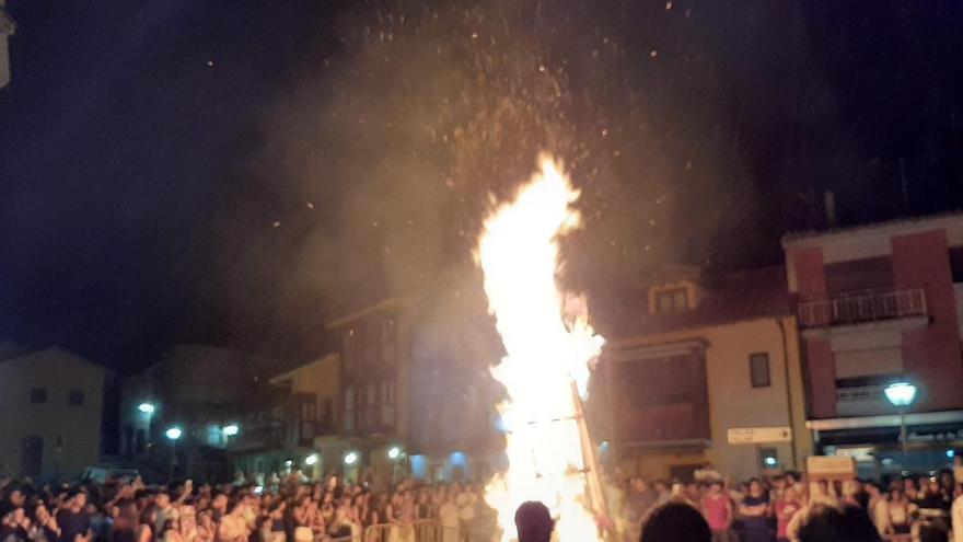Así fue la hoguera de San Juan de Pola de Siero