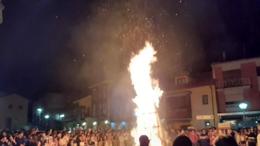 Así fue la hoguera de San Juan de Pola de Siero