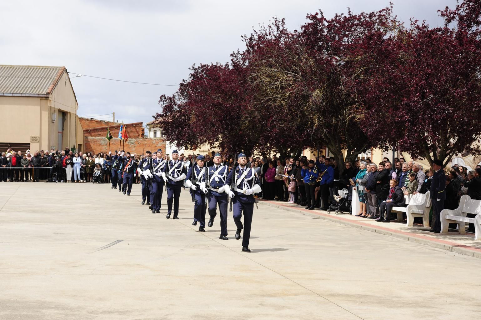 Izado de bandera en Burganes de Valverde