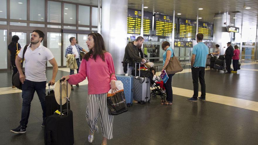 Pasajeros en el Aeropuerto de Gran Canaria, septiembre 2017