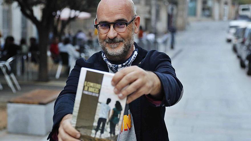 Francisco Castro, co seunovo libro, “O cemiterio de barcos”.  | // PABLO HERNÁNDEZ