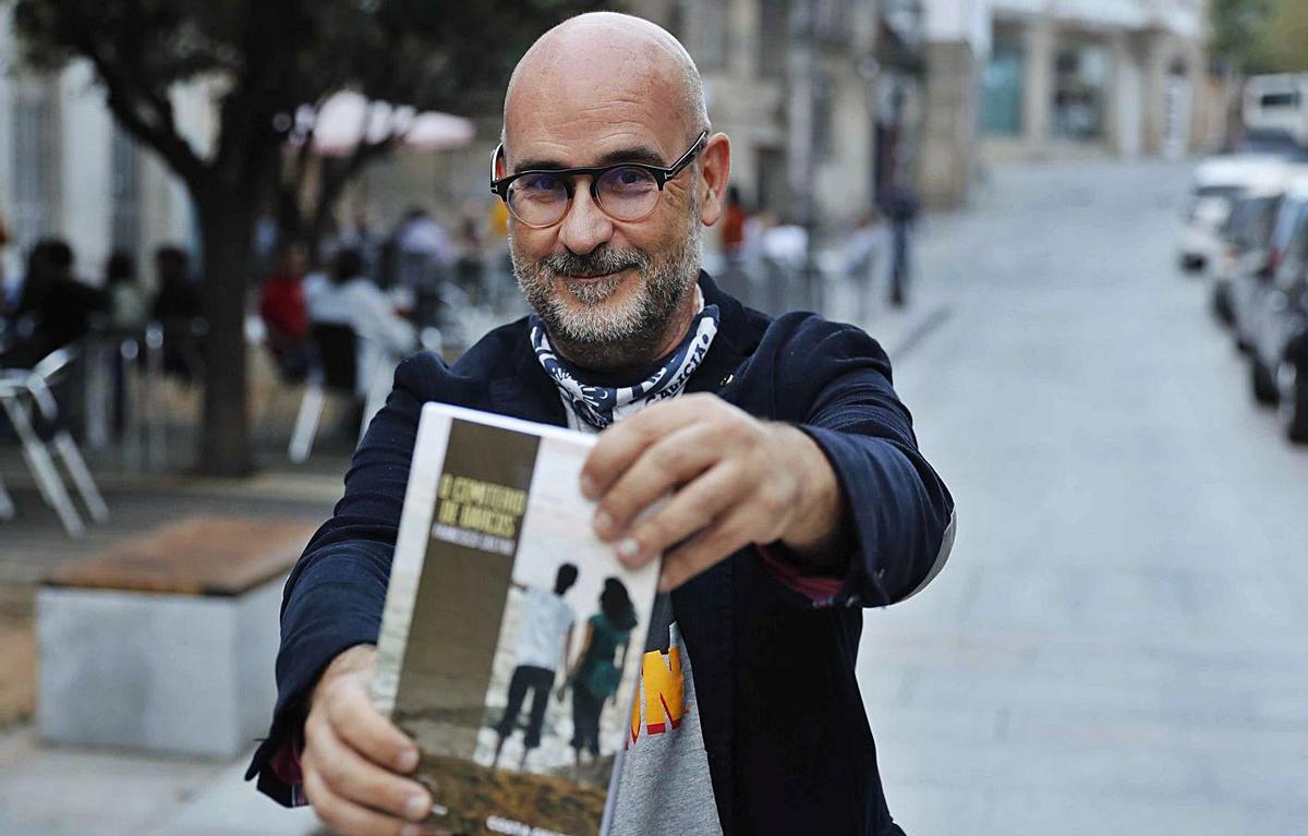 Francisco Castro, co seunovo libro, “O cemiterio de barcos”.  | // PABLO HERNÁNDEZ