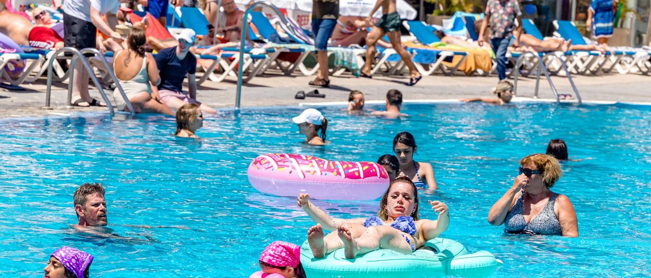 Turistas en una piscina de un hotel de Benidorm.