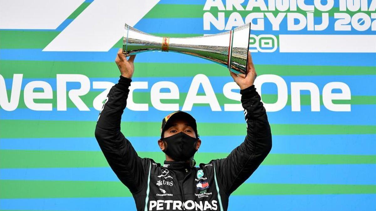 Hamilton celebra la victoria en el podio