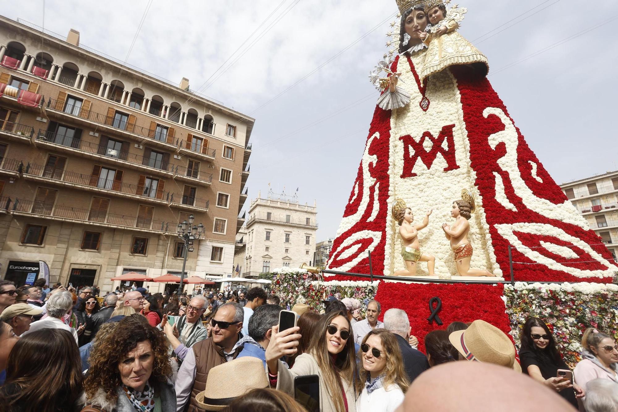 Cientos de personas acuden a ver el manto de la Virgen