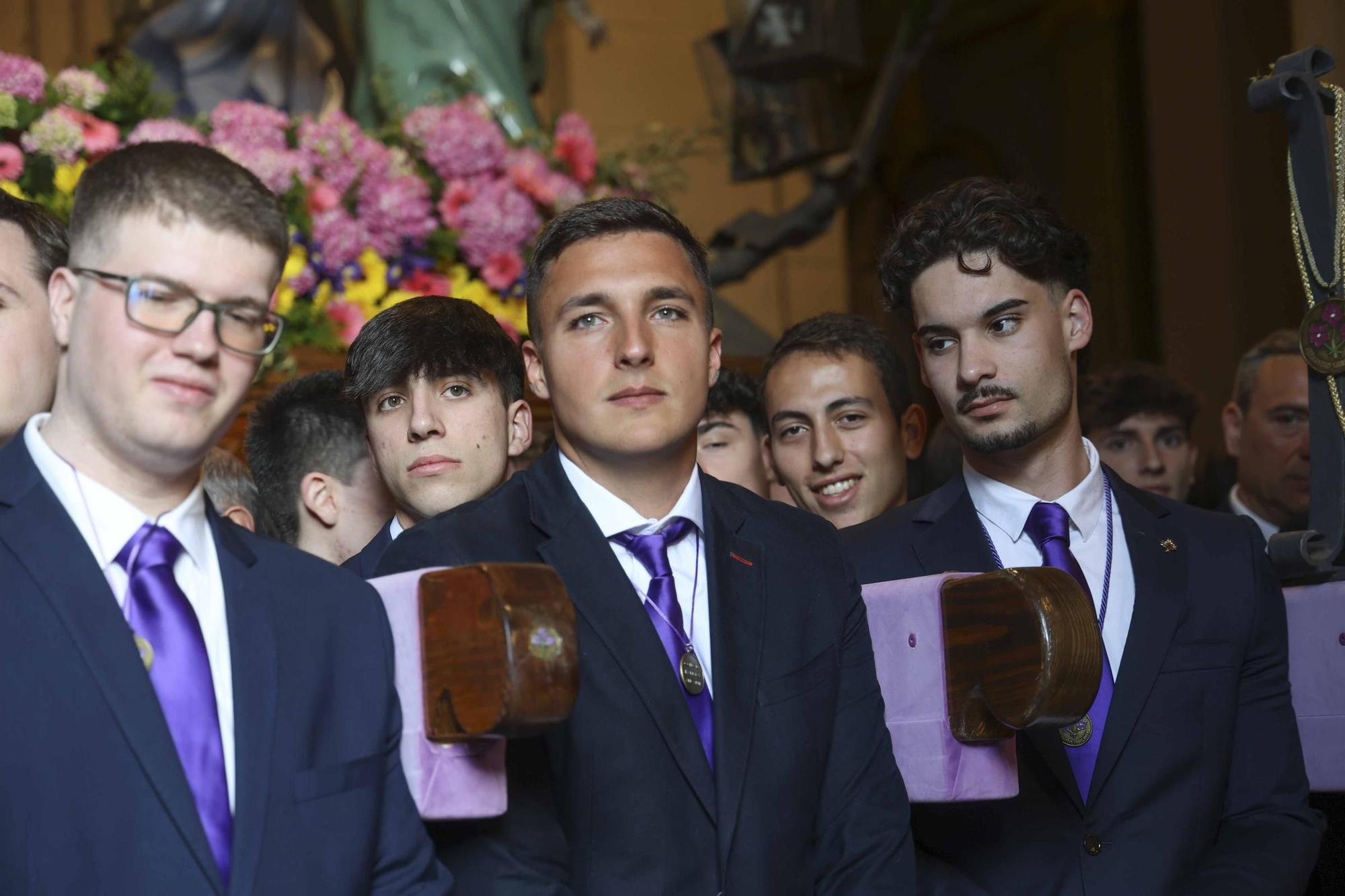 La Hermandad Stabat Mater salió puntual a su cita del Martes Santo en Alicante