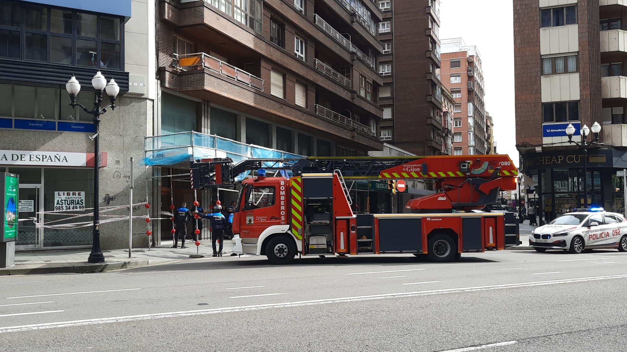 En imágenes: Así fue el impresionante temporal de viento que azotó Gijón este mediodía