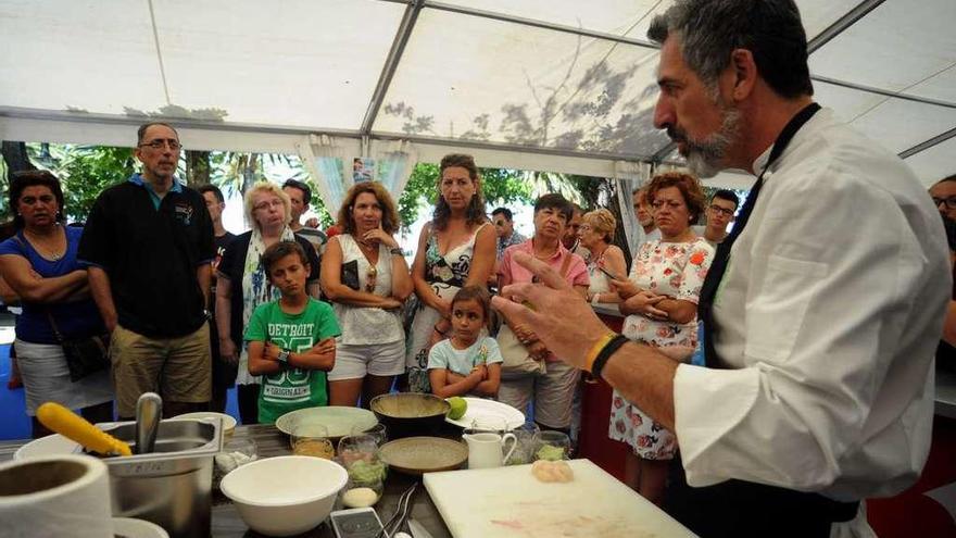 Pepe Solla, en uno de las demostraciones de la fiesta de la vieira de hace un año. // Iñaki Abella