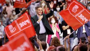 El secretario general del PSOE y presidente del Gobierno, Pedro Sánchez, saluda ante el plenario en la clausura del 40º Congreso Federal del partido, este 17 de octubre de 2021 en la Fira de València.