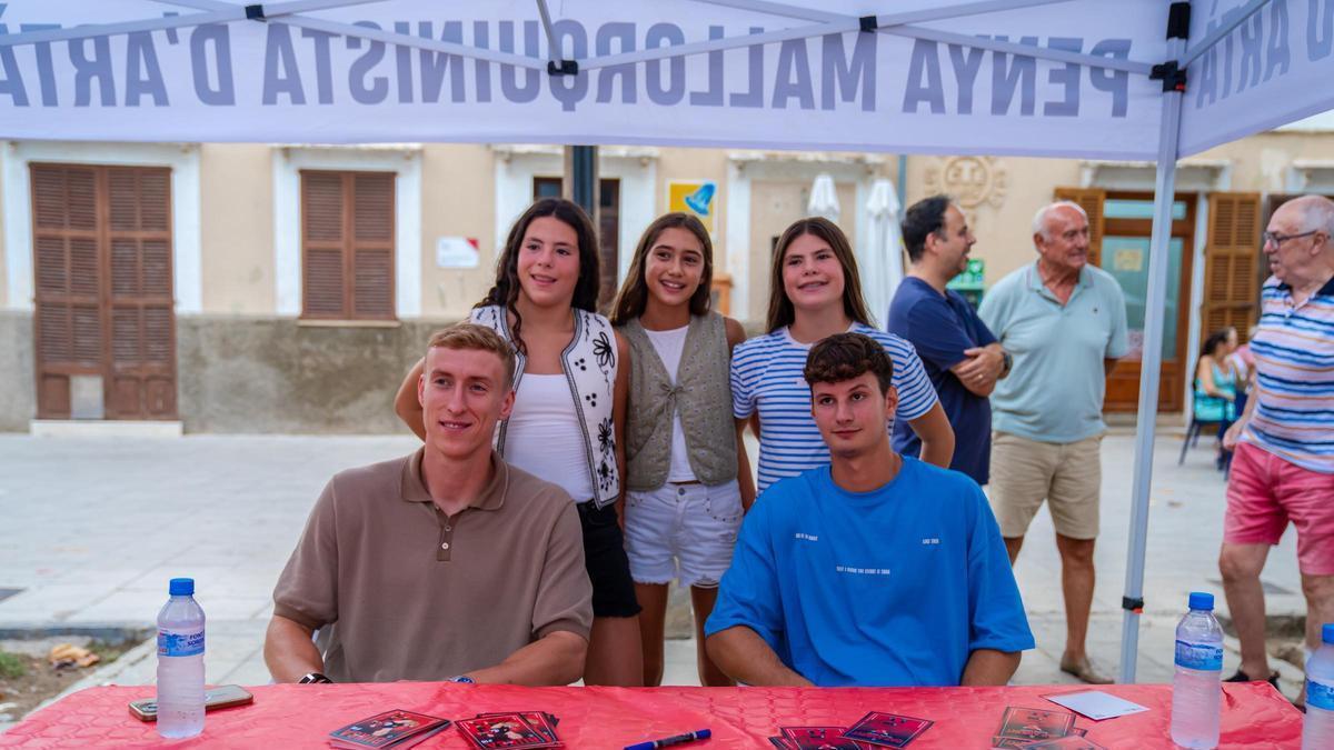 Tres jóvenes mallorquinistas posan con Buksa y Nil.