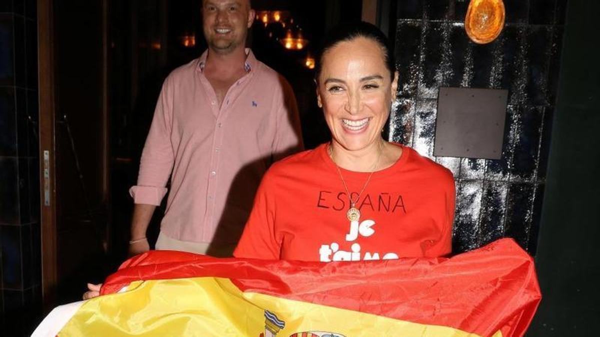 Tamara Falcó e Íñigo Onieva celebran eufóricos, con bandera y camisetas de España, el triunfo de 'La Roja' en el Mundial