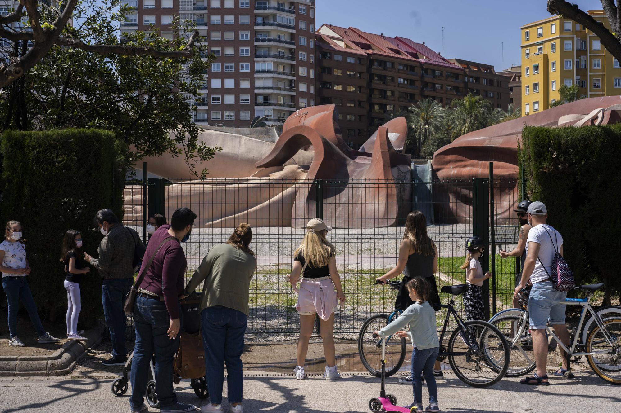 Los valencianos se lanzan a la calle en un soleado lunes de Pascua