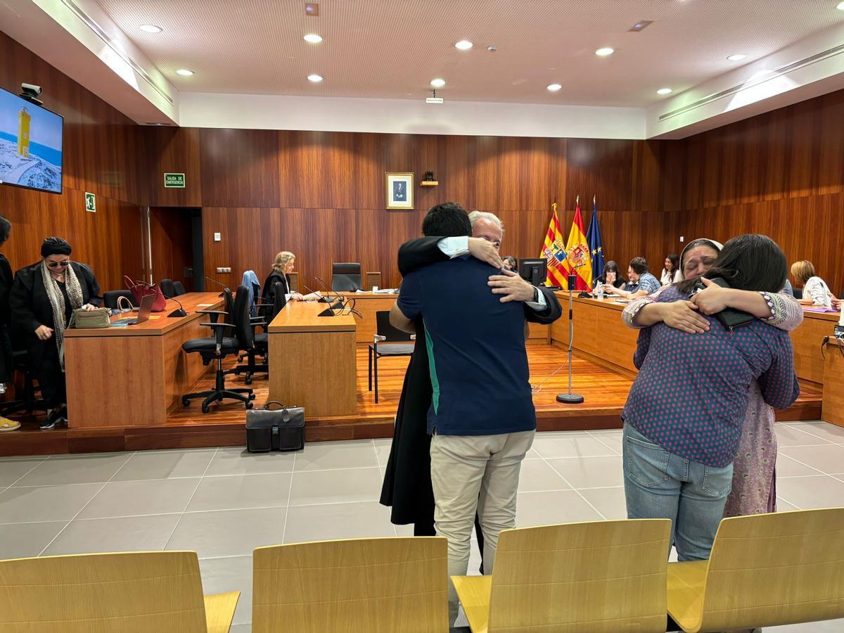 Anma Ali se abraza a su madre y a su marido tras conocer que ha quedado libre de todos los cargos, este viernes por la mañana en la Audiencia Provincial de Zaragoza.