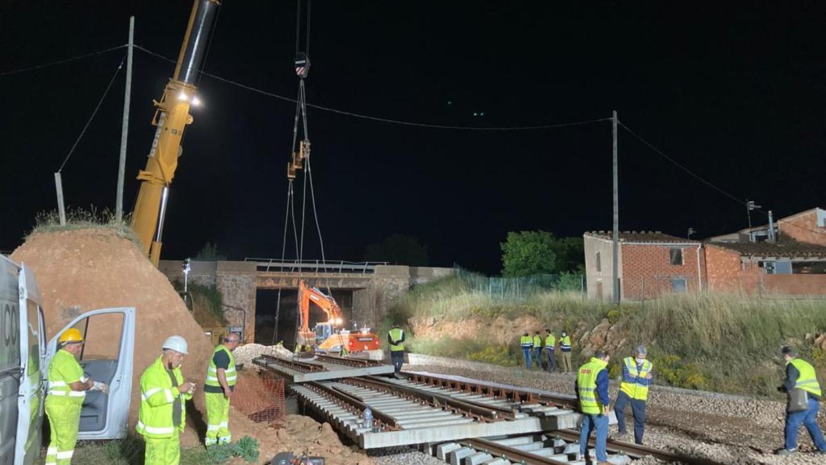 Obras de un nuevo apartadero en la estación de Barracas, en la línea que une Teruel con Sagunto.