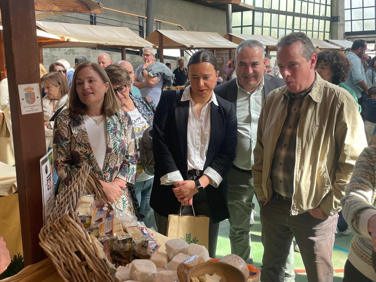 El consejero de Medio Rural, Marcelino Marcos, acompañado por César Villabrille. Lidia Fernández  y Begoña López, en la feria.