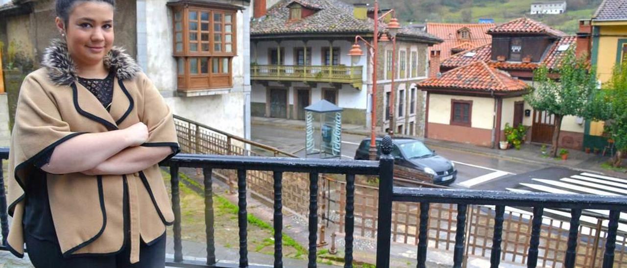 Lara Berzocana, en la terraza del restaurante Las Ubiñas, en Bárzana.