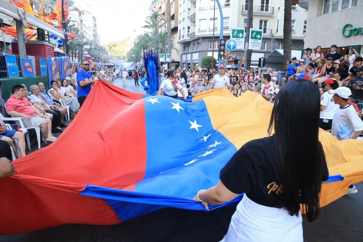 Despliegue de una bandera de Venezuela durante el desfile.