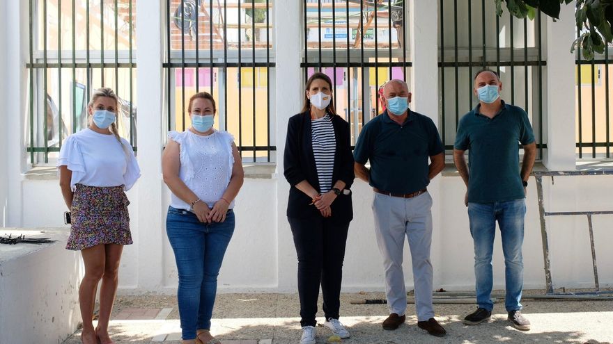 Mercedes García paine, delegada de Educación y Deporte de la Junta en Málaga, en su visita al CEIP Cándido Lara de Cómpeta