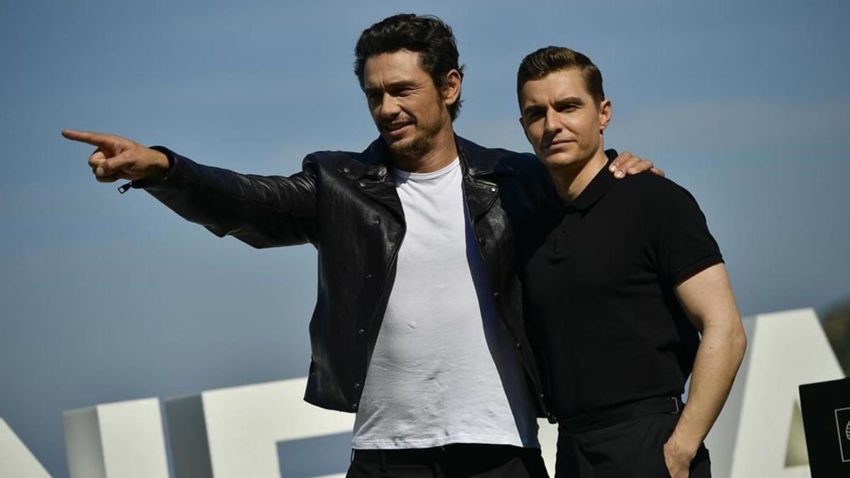 El director y actor James Franco (izquierda), en San SEbastián, donde ha presentado junto a su hermano Dave la película 'The diaster artist'.