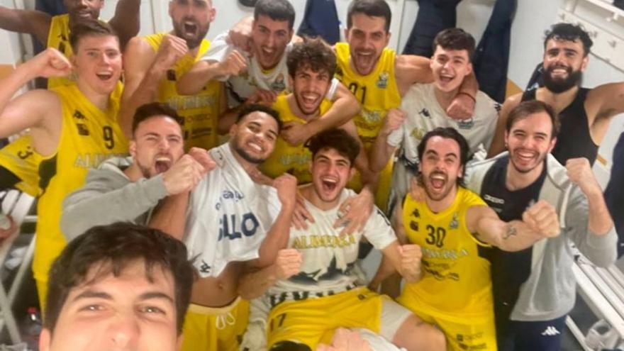 La plantilla del Alimerka Oviedo Baloncesto celebra en el vestuario la victoria del viernes ante el Melilla. | OCB