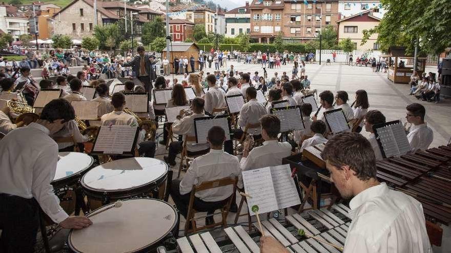 La &quot;Sociedade Filarmónica Guadim Pais&quot; portuguesa, en Pola de Laviana.