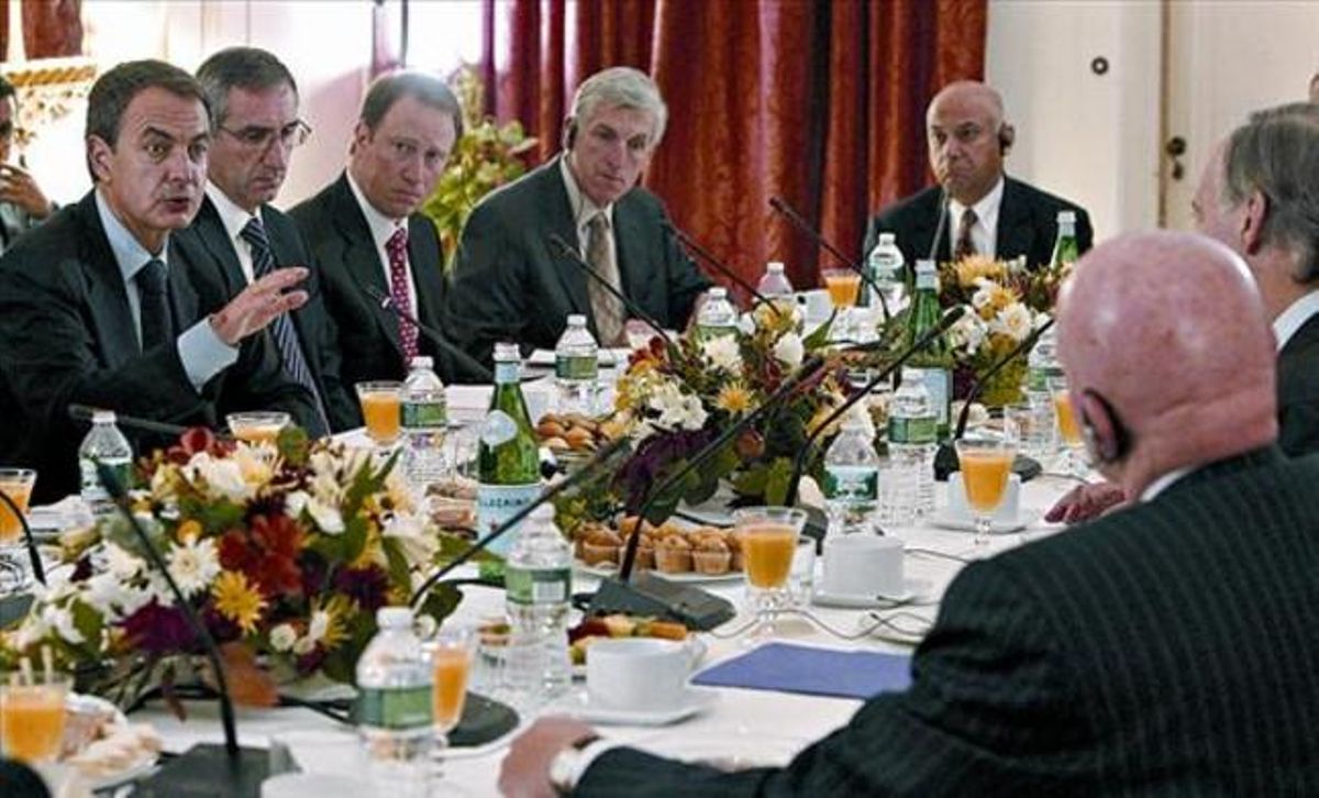 Zapatero exposa la seva política econòmica als inversors institucionals nord-americans, ahir, a Nova York Zapatero exposa la seva política econòmica als inversors institucionals nord-americans, ahir, a Nova York