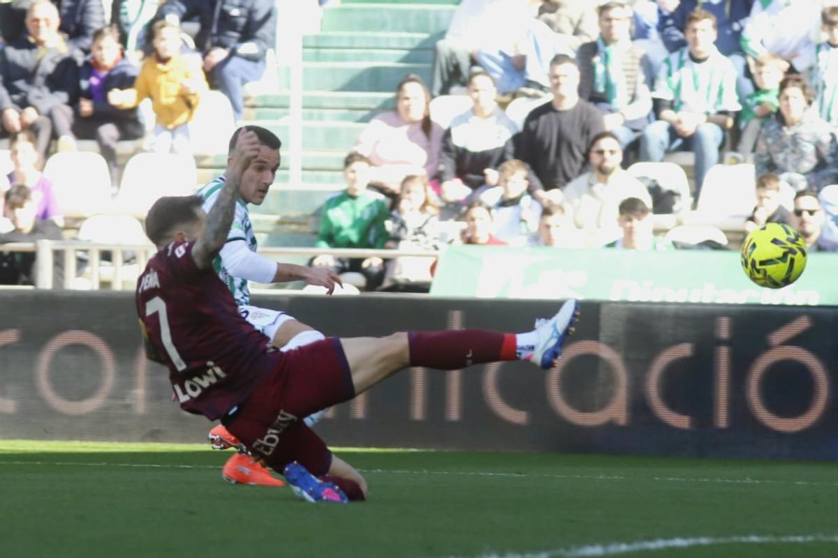 Diego Bri, durante su ocasión errada ante Juan Soriano, en el Córdoba CF-Leganés.
