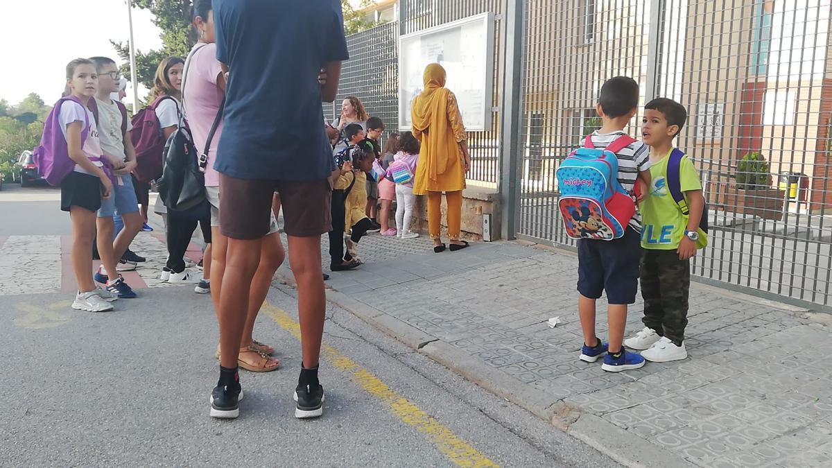 Nens a l'entrada de l'escola  Sant Ignasi de Manresa