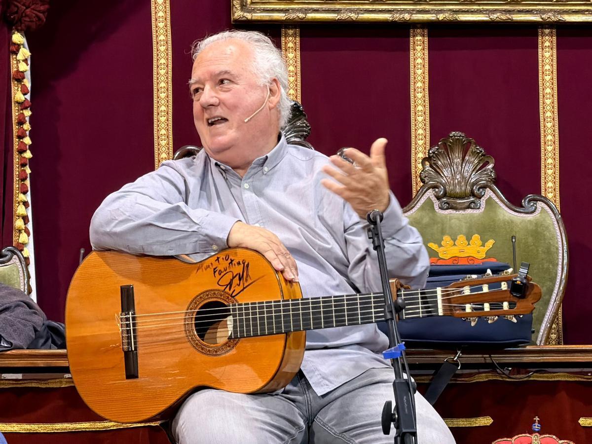Faustino Núñez, con la guitarra.