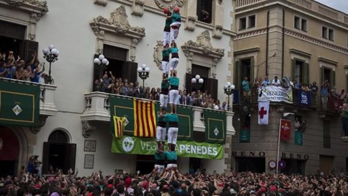 Los Castellers de Vilafranca, en plena actuación en la 'diada' de Sant Fèlix.