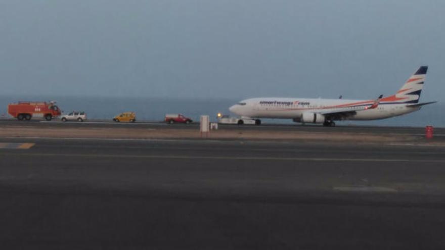 Avión en el aeropuerto de Gando