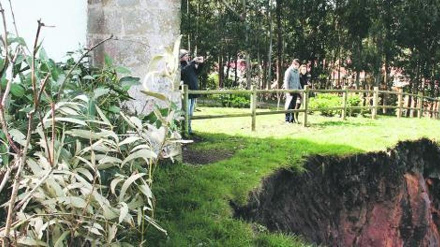 El traslado de la ermita de San Antonio durará tres meses, según los expertos Los candasinos inmortalizan la ubicación actual