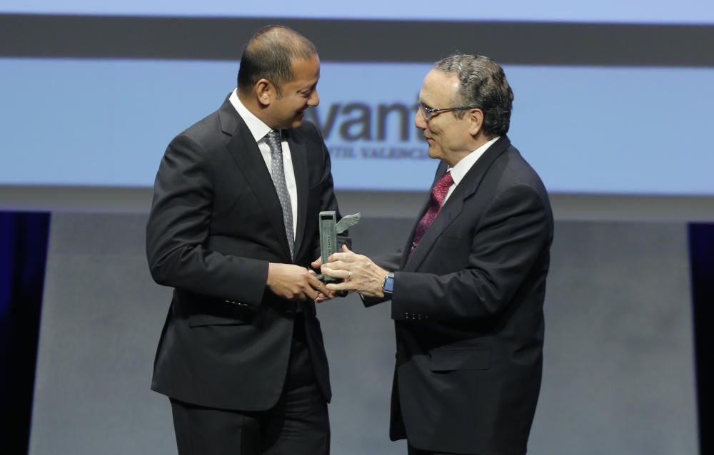 Anil Murthy, presidente del Valencia CF, recibe el Premio del Año de manos de Javier Moll, presidente de Prensa Ibérica