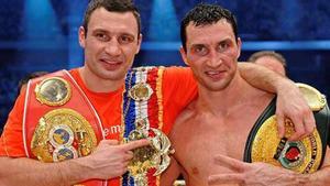 Los hermanos Klitschko, tras un combate