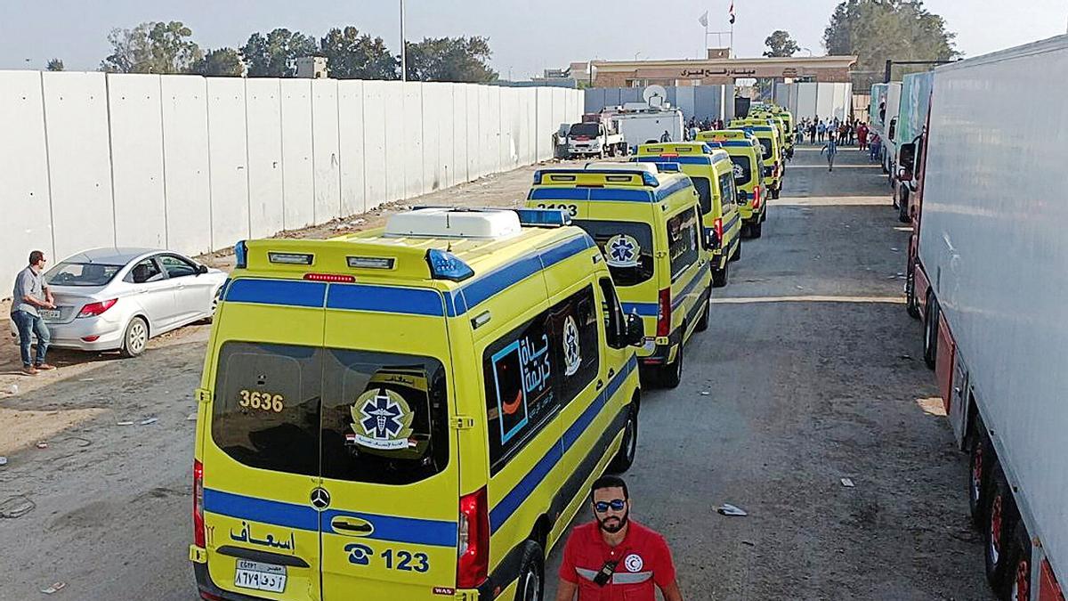 Palestinos y ambulancias huyen a Egipto por la frontera de Rafah, que abren hoy