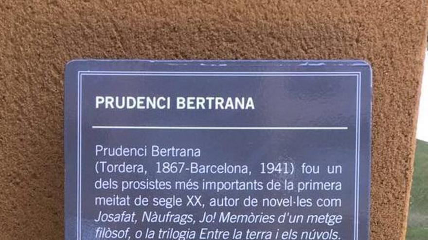 El cementiri de les Corts de Barcelona posa una placa en memòria de Bertrana