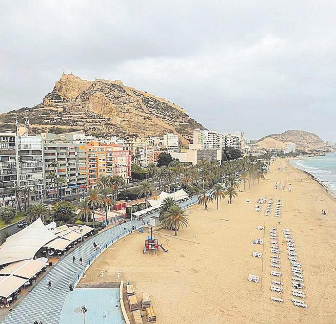 Monte Benacantil y playa del Postiguet.