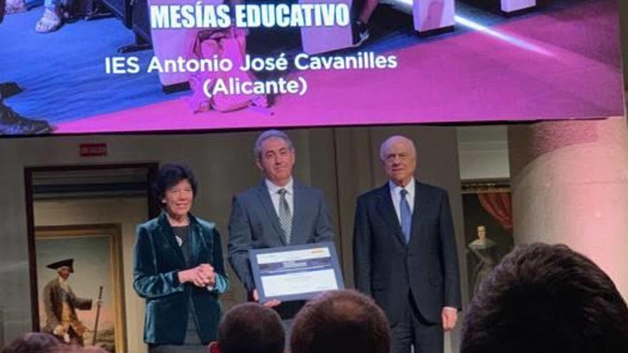 Los profesores del colegio Vicenta Ruso recogen el premio.